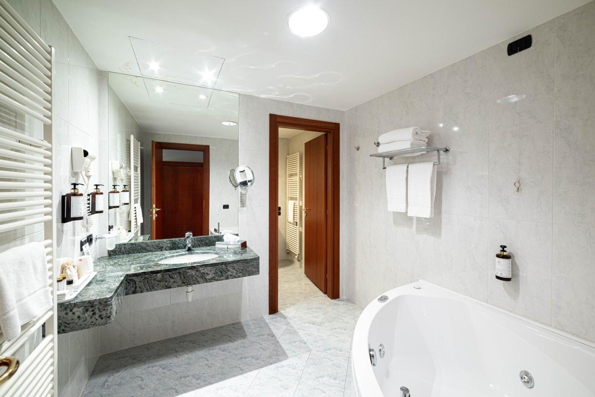 ברה Phi Hotel Cavalieri מראה חיצוני תמונה